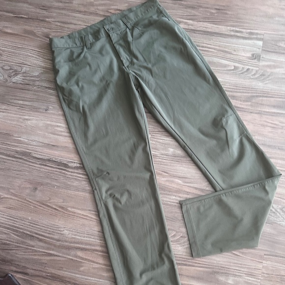 ** SALE OLD NAVY ACTIVE Go-Dry - Men’s Trousers - Sage Green - 33W X 36L - Picture 1 of 5